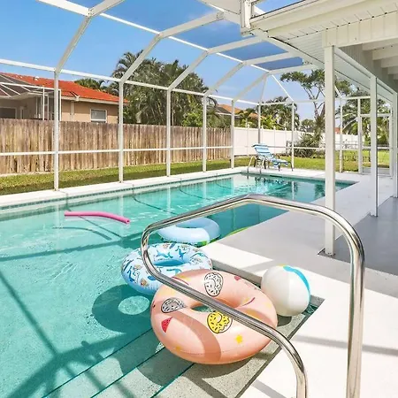 Elevated 1152 - Serene Family Friendly 4 Bed Pool Home